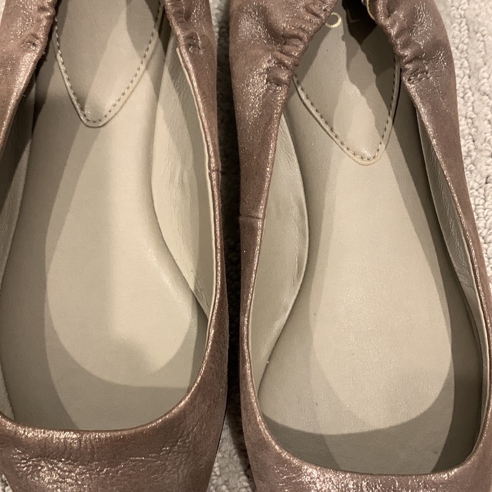 Size 7.5 Sparkly Champagne Color Pointed Flats Fr… - image 7